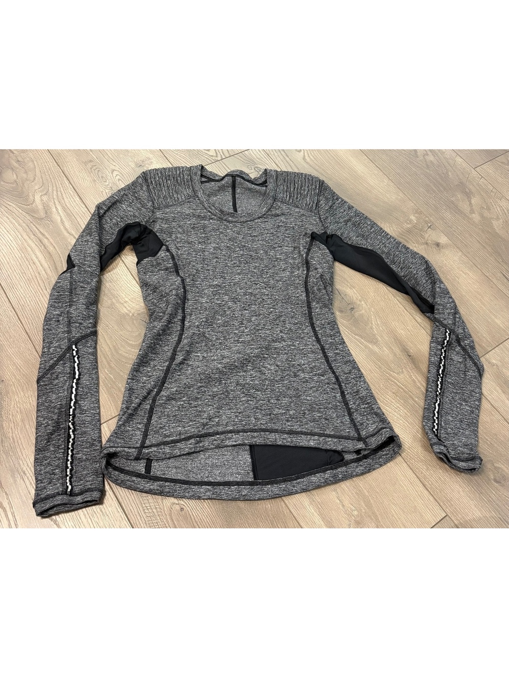 Lululemon heather gray long sleeve athletic top size 6